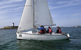 L'école de voile des Glénan dans le Finistère est la plus importante d'Europe.