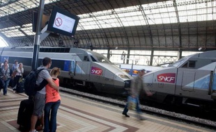 Des voyageurs sur le quai de la gare de Bordeaux, le 9 juillet 2012