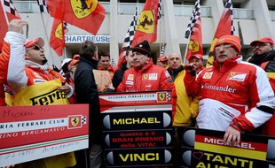 Les supporters de Michael Schumacher rassemblés devant l'hôpital de Grenoble pour ses 45 ans, le 3 janvier 2014.
