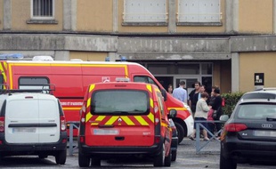 Des camions de pompiers devant l'école de l'institutrice poignardée à mort à Albi, le 4 juillet 2014