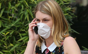Les soins antipollution protègent, comme un masque, la peau des effets des agressions environnementales.