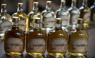 La cachaça, eau de vie de canne à sucre et ingrédient fondamental de la "caïpirinha", un cocktail très populaire dans tout le Brésil, est encore peu connue à l'étranger mais la donne pourrait bientôt changer maintenant que les États-Unis - le plus gros marché d'alcool au monde - la reconnaissent comme produit "d'appellation contrôlée".