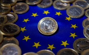 L'euro est tombé à son plus bas niveau depuis deux ans face à un dollar revigoré