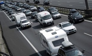 Des caravanes sur la route (illustration).