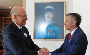 L'alpiniste polonais Piotr Tomala a été décoré de la Légion d'honneur, à Varsovie, par l'ambassadeur de France en Pologne, Pierre Levy (G), le 13 juillet 2019.
