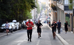 Des joggeurs dans les rues de Paris le 11 avril 2020.