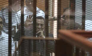 L'ex-président egyptien Hosni Moubarak au tribunal, durant son procès au Caire, le 21 mai 2014