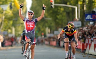 Philippe Gilbert remporte Paris-Tours pour la deuxième année consécutive, le 11 octobre 2009.