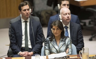 Jared Kushner et Jason Greenblatt, derrière l'ambassadrice des Etats-Unis à l'ONU de l'époque Nikki Haley, écoutent l'intervention de Mahmoud Abbas le 20 février 2018.