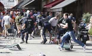 Affrontements entre supporters et policiers, à Marseille.