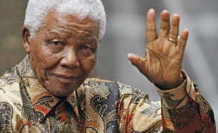 Nelson Mandela, hospitalisé depuis plus de deux mois à 95 ans, "fait des progrès lents mais réguliers", mais "est toujours dans un état critique", a indiqué dimanche la présidence sud-africaine