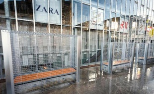 Des bancs publics grillagés à Angoulême le 25 décembre 2014
