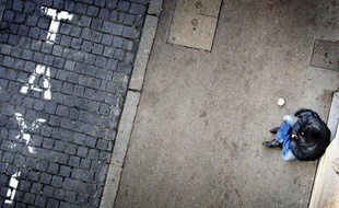 Deux nouveaux arrêtés anti-mendicité, concernant le secteur des grands magasins (Caumartin-Haussmann) et du Louvre, viennent d'être pris à Paris, près de trois mois après celui des Champs-Elysées, a-t-on appris lundi de source proche de la préfecture de police de Paris (PP).