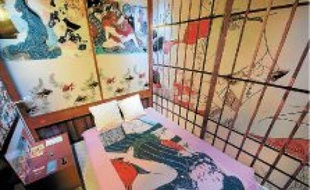 Des préservatifs sont à disposition dans les chambres à thème de l'hôtel, situé dans un sex-shop de la rue Saint-Denis.