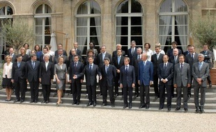 Le gouvernement Nicolas Sarkozy pose, le 24 juin 2009, sur le perron de l'Elysée, à Paris