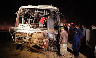 Un bus incendié après une collision avec un camion citerne le 11 janvier 2015 près de Karachi