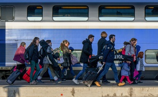 Des voyageurs sur le quai de la gare de Lyon, à Paris, le 22 décembre 2019.