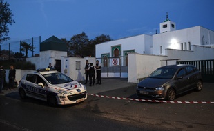 Un périmètre de sécurité a été établi autour de la mosquée