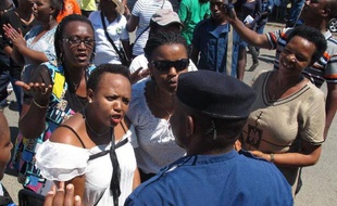 Des femmes discutent avec un policier lors d'une manifestation pacifique à Bujumbura le 10 mai 2015