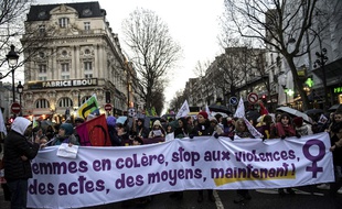 Des manifestants battent le pavé le 8 mars, date de la journée internationale des droits des femmes