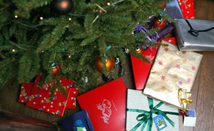Cadeaux sous un sapin de Noël.