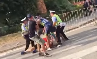 Wang Xin a fait suspendre son équipe pendant deux ans. Bravo l'artiste.