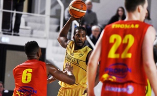L'Américain Richie Gordon balle en main.