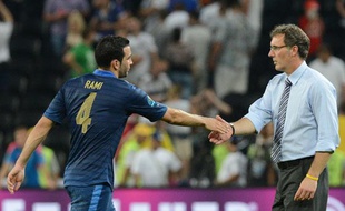 Adil Rami salue Laurent Blanc, le 11 juin 2012, à Donetsk.