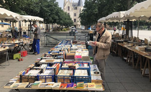 Installés depuis 2013 sur la place Hoche, les bouquinistes vont retrouver mardi la place Sainte-Anne.