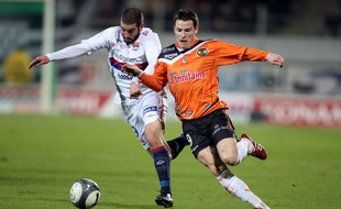 Kevin Gameiro à la lutte avec Lisandro López, lors d'un Lorient-Lyon en janvier 2010.