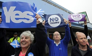 Des partisans pour et contre l'indépendance de l'Ecosse se disputent la vedette lors d'un rassemblement politique à Glasgow, le 12 septembre 2014
