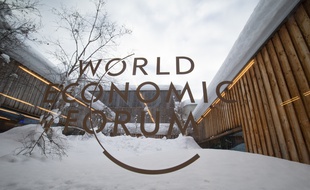 Le logo du World Economic Forum, à Davos en 2019.