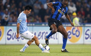 Le milieu de terrain français de l'Inter Milan, Patrick Vieira (à droite) lors d'un match contre Naples, le 26 avril 2009.