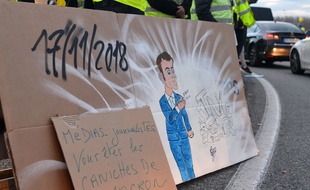 Des slogans pendant les manifestations des gilets jaunes en colere contre les medias et journalistes sur la couverture des manifestations.