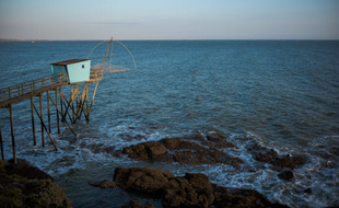 pêcherie en bois face à l'océan Atlantique