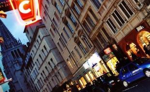 Le décret d'interdiction de fumer dans les bars, tabacs, restaurants, discothèques et casinos au 1er janvier "va s'appliquer dans la confusion et l'énervement", affirme jeudi dans un communiqué René Le Pape le responsable des buralistes.