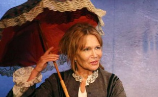 La comédienne Clémentine Célarié dans Une Vie de Maupassant