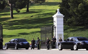 Des véhicules arrivent au cimetière de Forest Lawn, à Los Angeles, pour le service funéraire privé en hommage à Michael Jackson, le 7 juillet 2009.