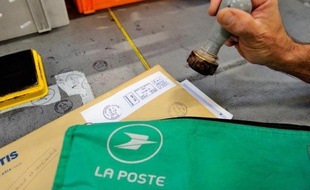 Les prud'hommes de Clermont-Ferrand se sont déclarés incompétents, vendredi, pour trancher en référé la requête de 110 postiers qui réclamaient le versement de plus d'un million d'euros d'arriérés de salaires.