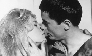 Célèbre baiser de Brigitte Bardot et Alain Delon dans le film