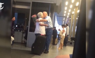 Les retrouvailles romantiques de ce couple âgé à l'aéroport de Los Angeles ont été visionnées plus de 60 millions de fois sur le net.