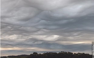 Photographie de l'Asperitas un nouveau type de nuage désormais reconnus par l'Atlas de l'organisation météorologique mondiale.
