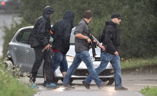 Les policiers a la recherche de l'homme qui a blessé cinq personnes à la tronçonneuse, dans le nord de la Suisse, le 24 juillet 2017.
