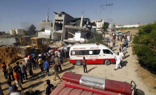 Les secours palestiniens recherchent des survivants après une offensive israélienne à Rafah, dans la bande de Gaza, le 1er août 2014