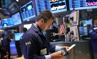 La Bourse de New York a fini en légère hausse mercredi, encouragée par un bon indicateur immobilier aux Etats-Unis et par la baisse des prix du pétrole, de bon augure pour la reprise de la consommation: le Dow Jones a avancé de 0,10% et le Nasdaq de 0,15%.