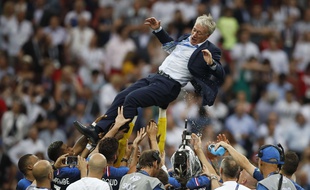 L'Ã©quipe de France fÃ©licite son entraineur, Didier Deschamps, aprÃ¨s la victoire de la Coupe du monde le 15 juillet 2018 Ã  Moscou.