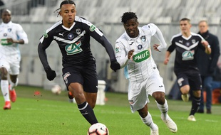Le défenseur Jules Koundé au duel avec un défenseur havrais lors du match de Coupe de France.
