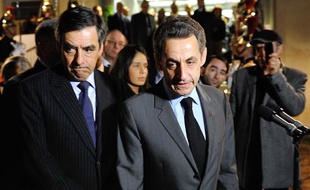 François Fillon et Nicolas Sarkozy à l'aéroport de Roissy le 20 mars 2012.