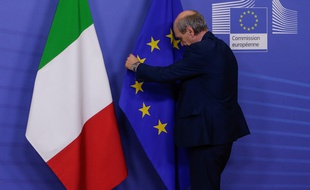Illustration des drapeaux italien et européen.