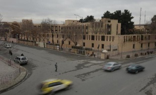 Passants et automobilistes autour du périmètre de sécurité entourant l'hôtel Serena à Kaboul le 21 mars 2014